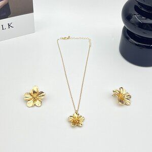 Gold Flower Necklace & Earrings Set – Elegant Floral Jewelry